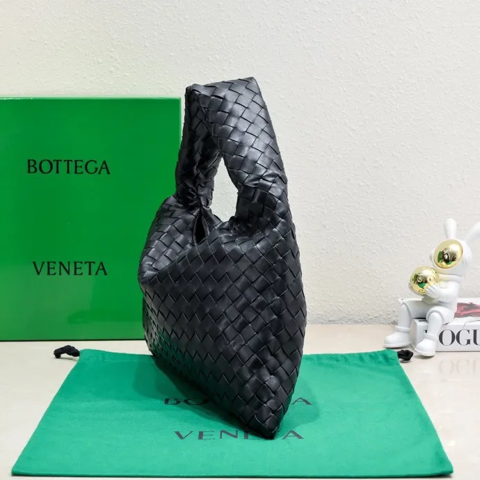 Batch 1860 #Bv new small HOP bag, the bag body and handles are made of a whole piece of woven leather. The bag body is soft and lazy. Hop symbolizes the praise of innovation and eternal craftsmanship [love]. The pyramid silhouette combines practicality and fashion. It is modern and casual. The double-sided closure design of the bag mouth is more convenient and safe! The cowhide texture also makes the bag more wear-resistant and durable. A must-have for fashionable ladies who like minimalism yet comfortable and casual! Size: 41x20.5x7.5, Model: 3966#